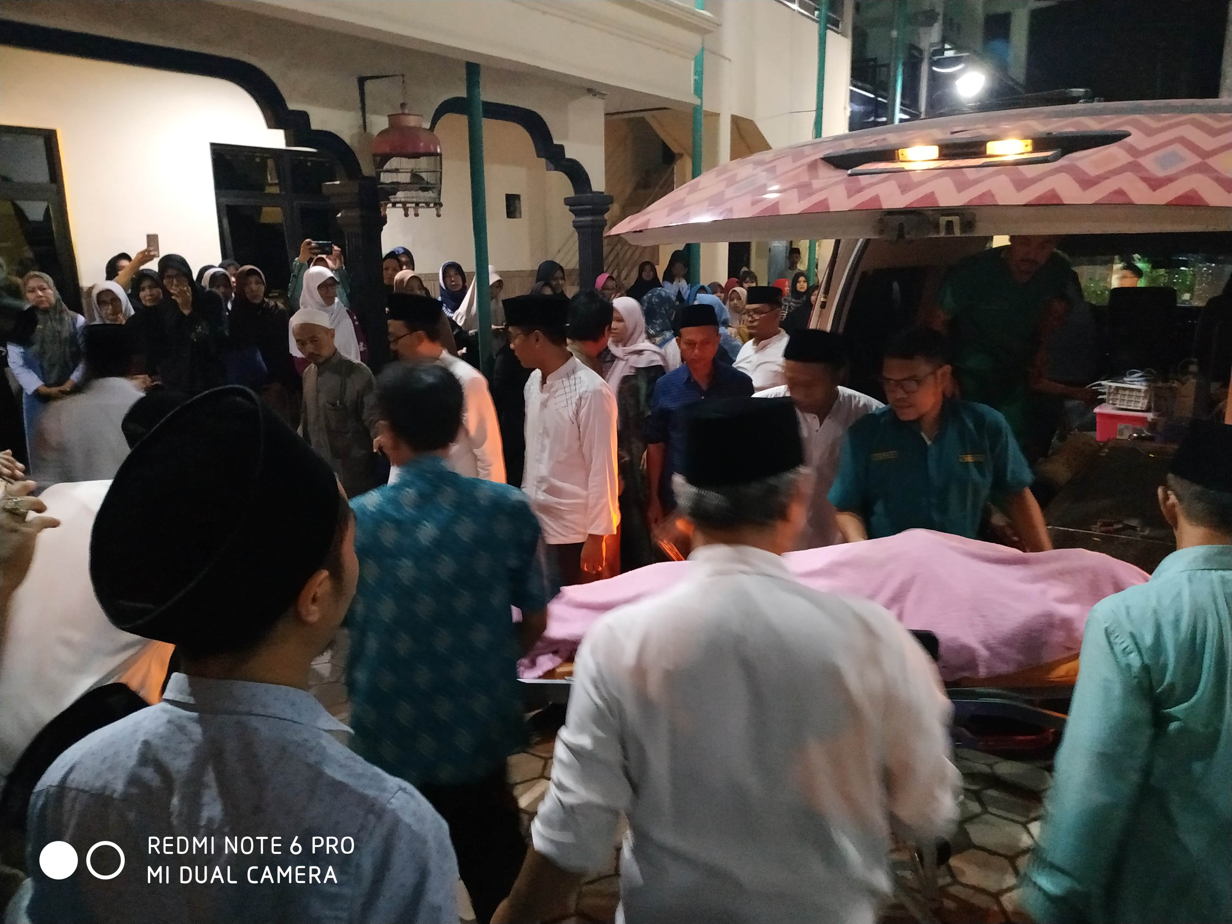 Jenazah Wakil Wali Kota Kediri Lilik Muhibbah tiba di rumah duka. (Foto: Fendhy Plesmana/Ngopibareng.id)