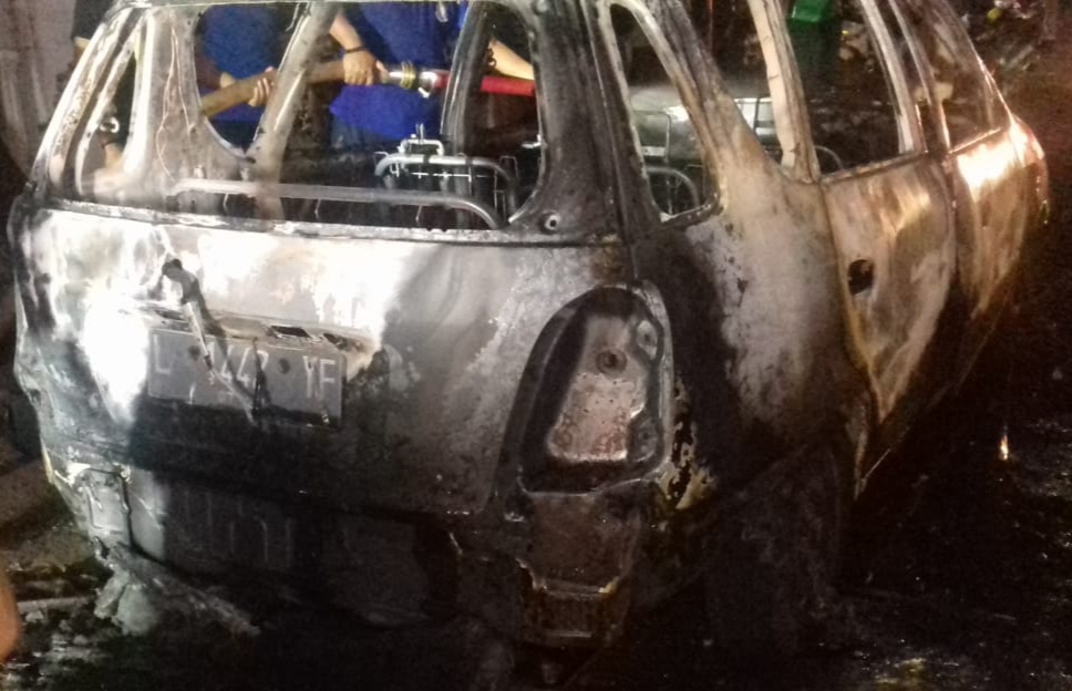 Kondisi minibus setelah dilalap si jago merah. (Foto: Istimewa)