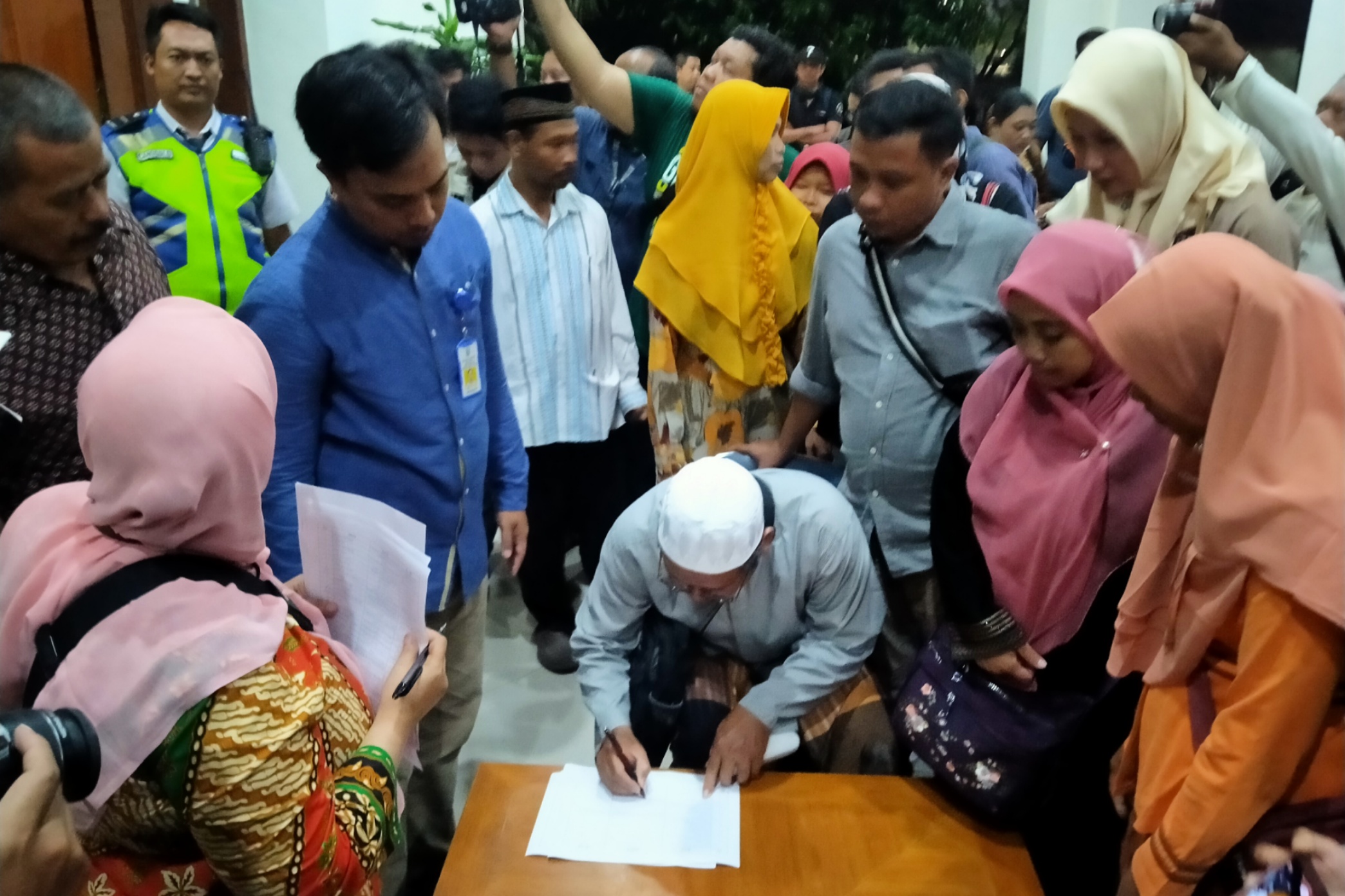 Para orang tua menunggu kehadiran anaknya di Bandara Internasional Juanda,  Sidoarjo, Sabtu 15 Februari 2020. (Foto: Fariz Yarbo/Ngopibareng.id)