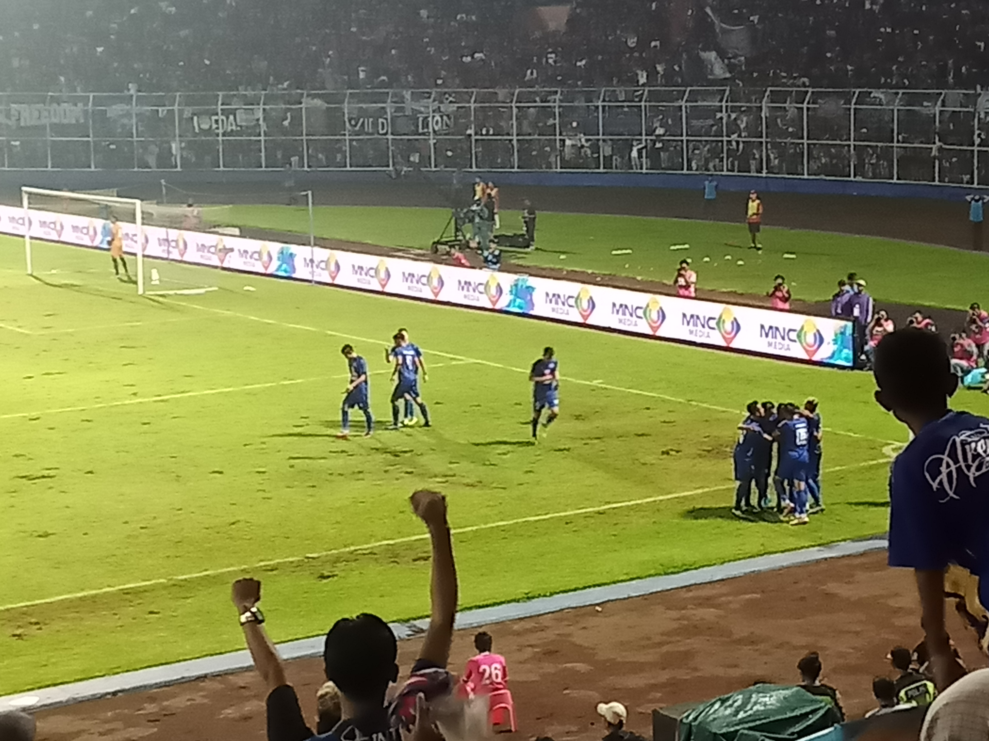 Pemain Arema FC saat melakukan selebrasi usai mencetak gol penyeimbang ketika kontra Persija Jakarta di Stadion Kanjuruhan, Malang (Foto: Lalu Theo/Ngopibareng.id)