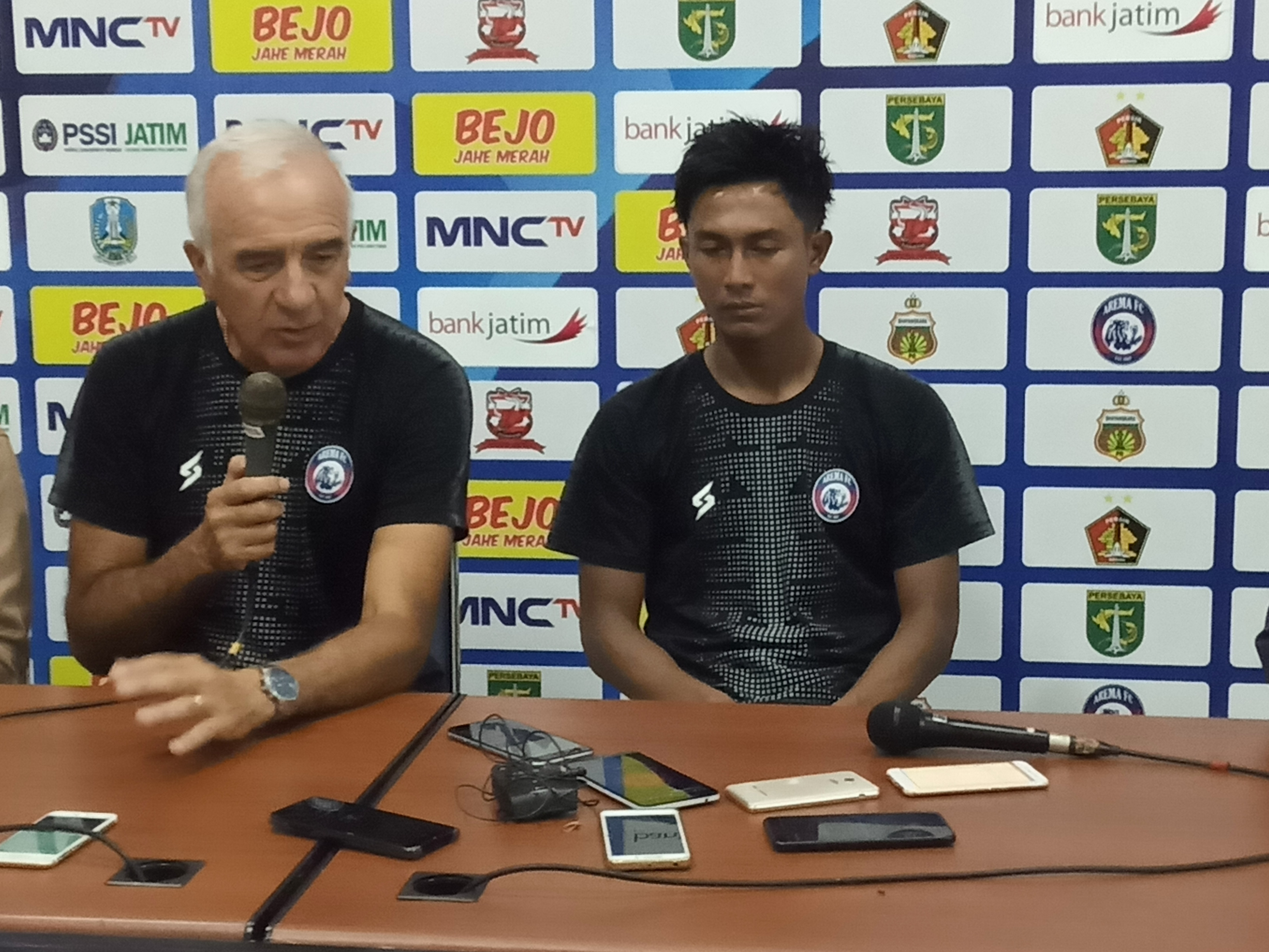 Pelatih Arema FC, Mario Gomez dan Pemain Arema FC, Ahmad Johan Alfarizie saat sesi jumpa pers di Stadion Kanjuruhan (Foto: Theo Ariawan/Ngopibareng.id)