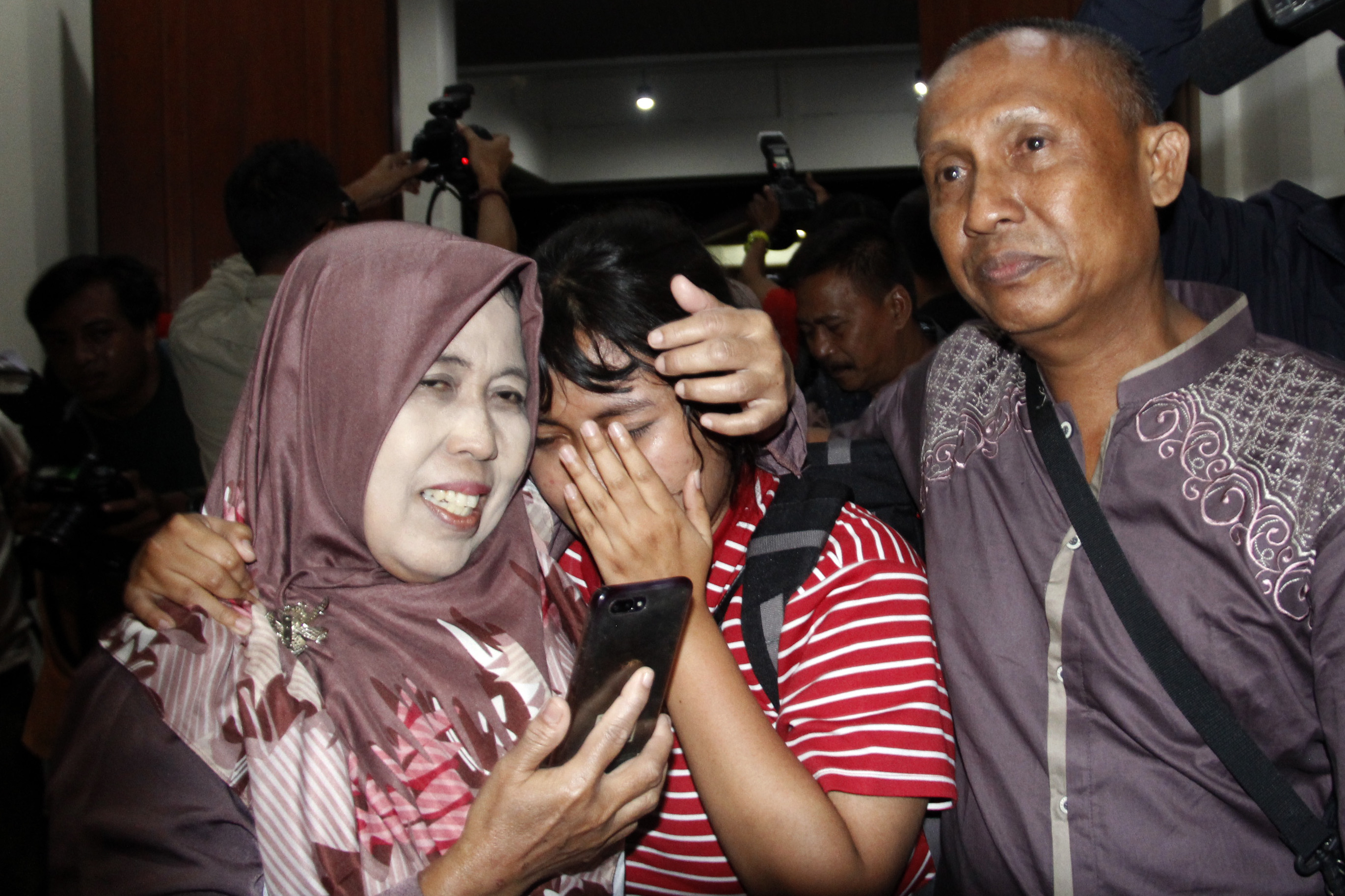 Salah satu WNI dari Wuhan tak bisa menahan tangis ketika bertemu orang tuanya dalam penjemputan di Gedung VIP Bandara Internasional Juanda, Sidoarjo, Sabtu 15 Februari 2020 malam. (Foto: Fariz Yarbo/Ngopibareng.id)