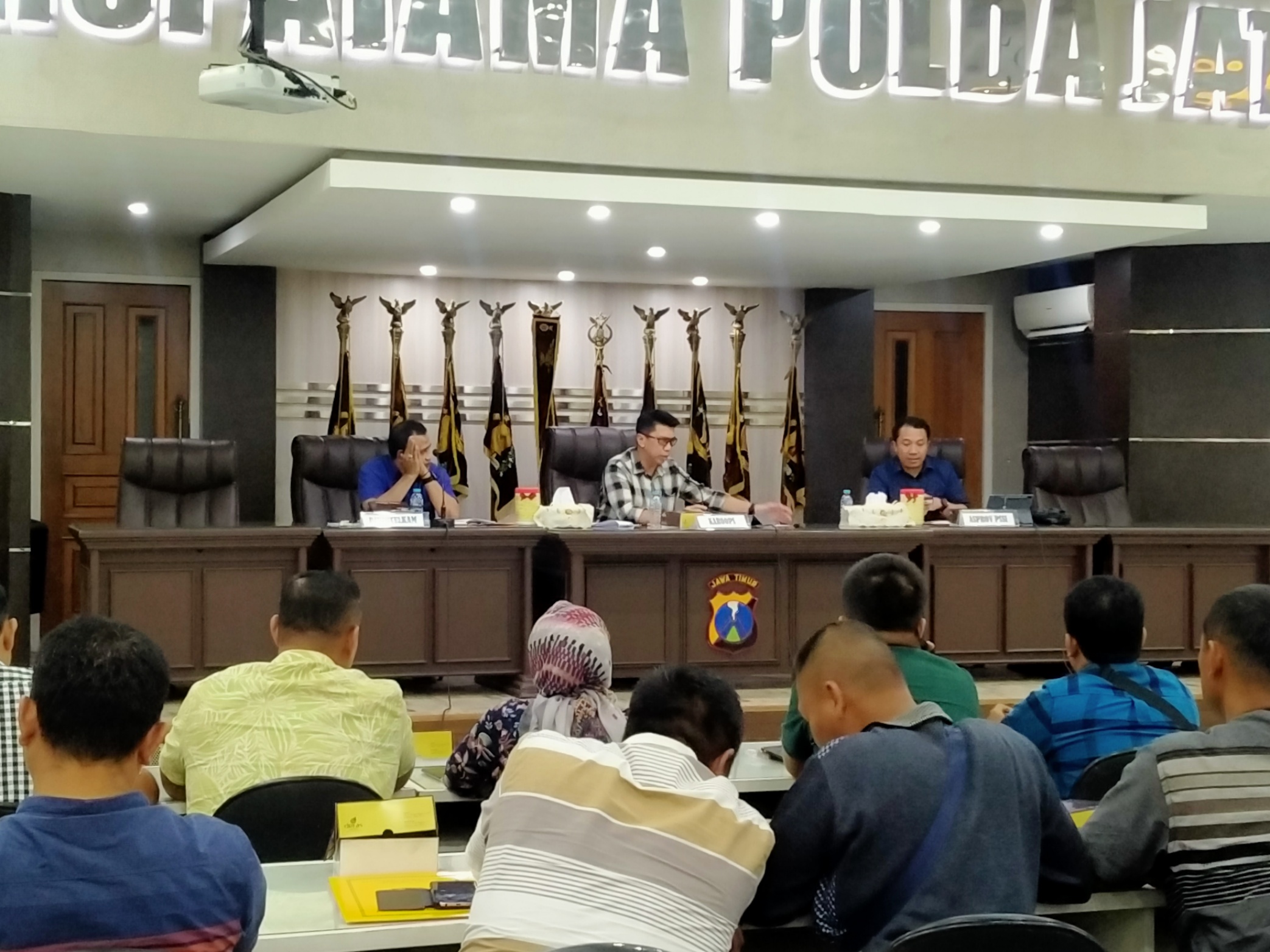 Karoops Polda Jatim, Kombes Pol Muhammad Firman (tengah) memimpin rapat koordinasi penyelenggaraan babak semifinal Piala Gubernur Jatim di Ruang Rupatama Polda Jatim, Surabaya, Minggu 16 Februari 2020. (Foto: Fariz Yarbo/Ngopibareng.id)