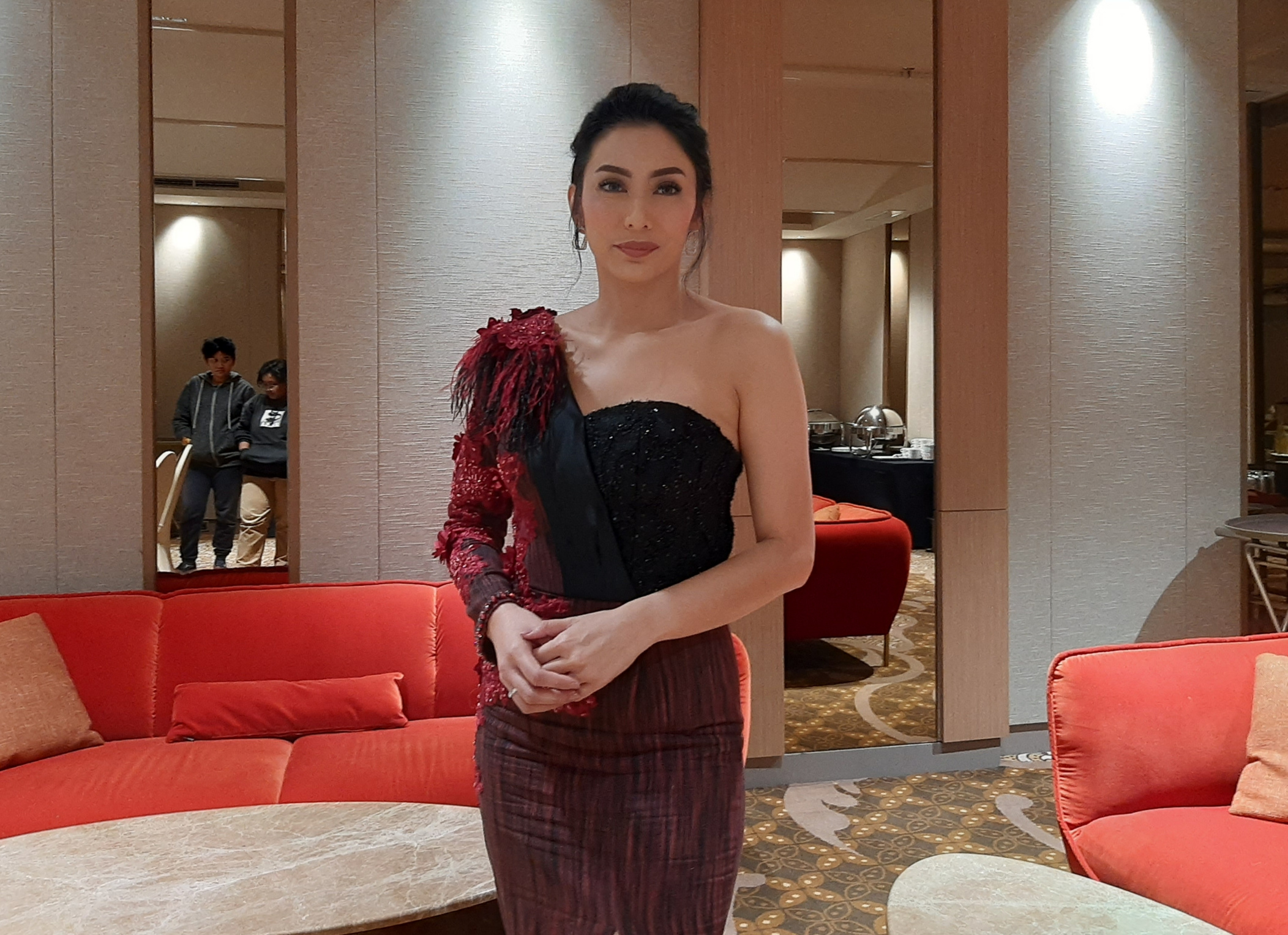 Tyas Mirasih yang berhasil menjaga kesehatan kulitnya.(foto:Pita Sari/Ngopibareng.id)