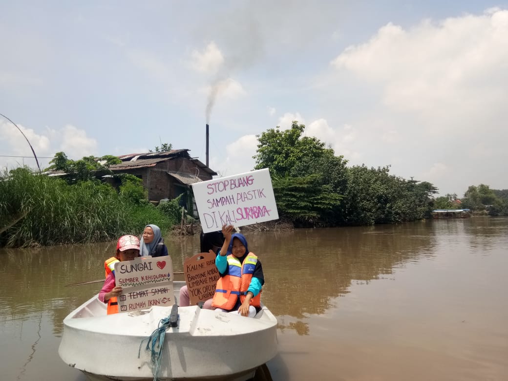 Thara Bening dan ketiga saudaranya penyusuran sungai untuk mengetahui titik sampah pada Minggu. (Foto:istimewa/Ngopibareng.id) )