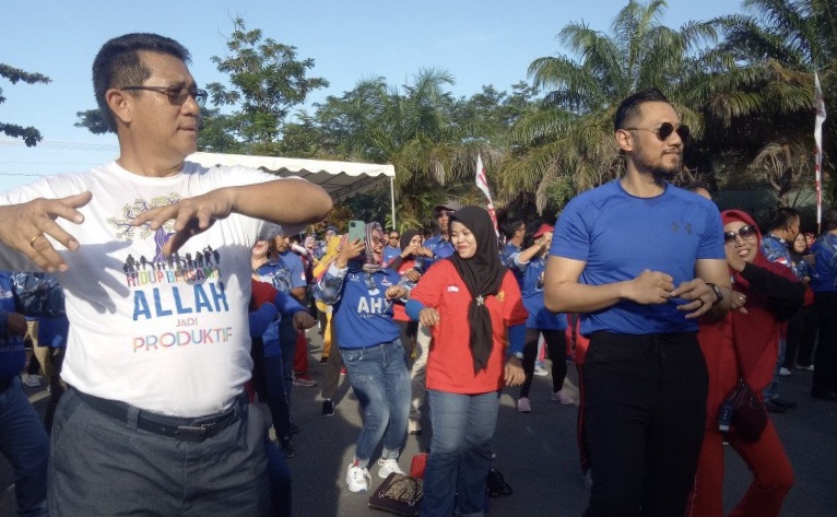 Wakil Ketua Umum DPP Partai Demokrat Agus Harimurti Yudhoyono (AHY) bersama Ketua DPD Partai Demokrat dan Bupati Malinau Yansen Tipa Padan, 16 Februari 2020. (Foto: Dok/Antara)