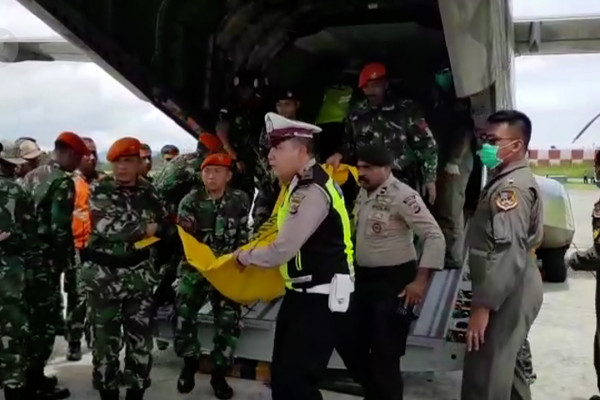 Evakuasi korban jatuhnya pesawat helikopter MI 17 di Papua. (Foto: Ant)