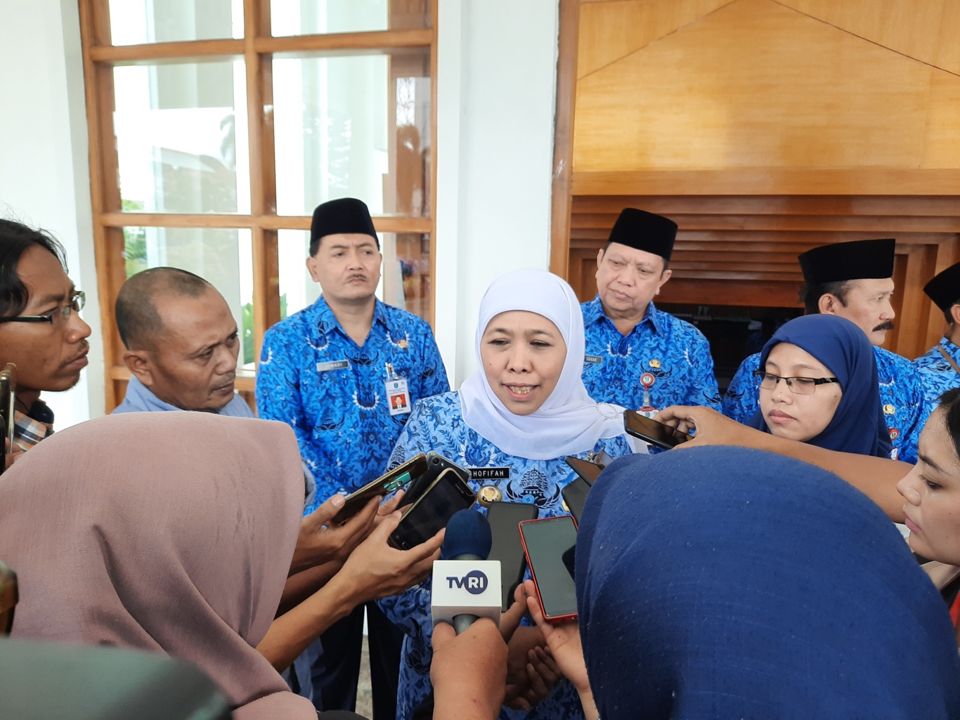 Gubernur Jawa Timur Khofifah Indar Parawansa selepas apel pagi di Kantor Gubernur Jatim. (Foto: Alief Sambogo/Ngopibareng.id)