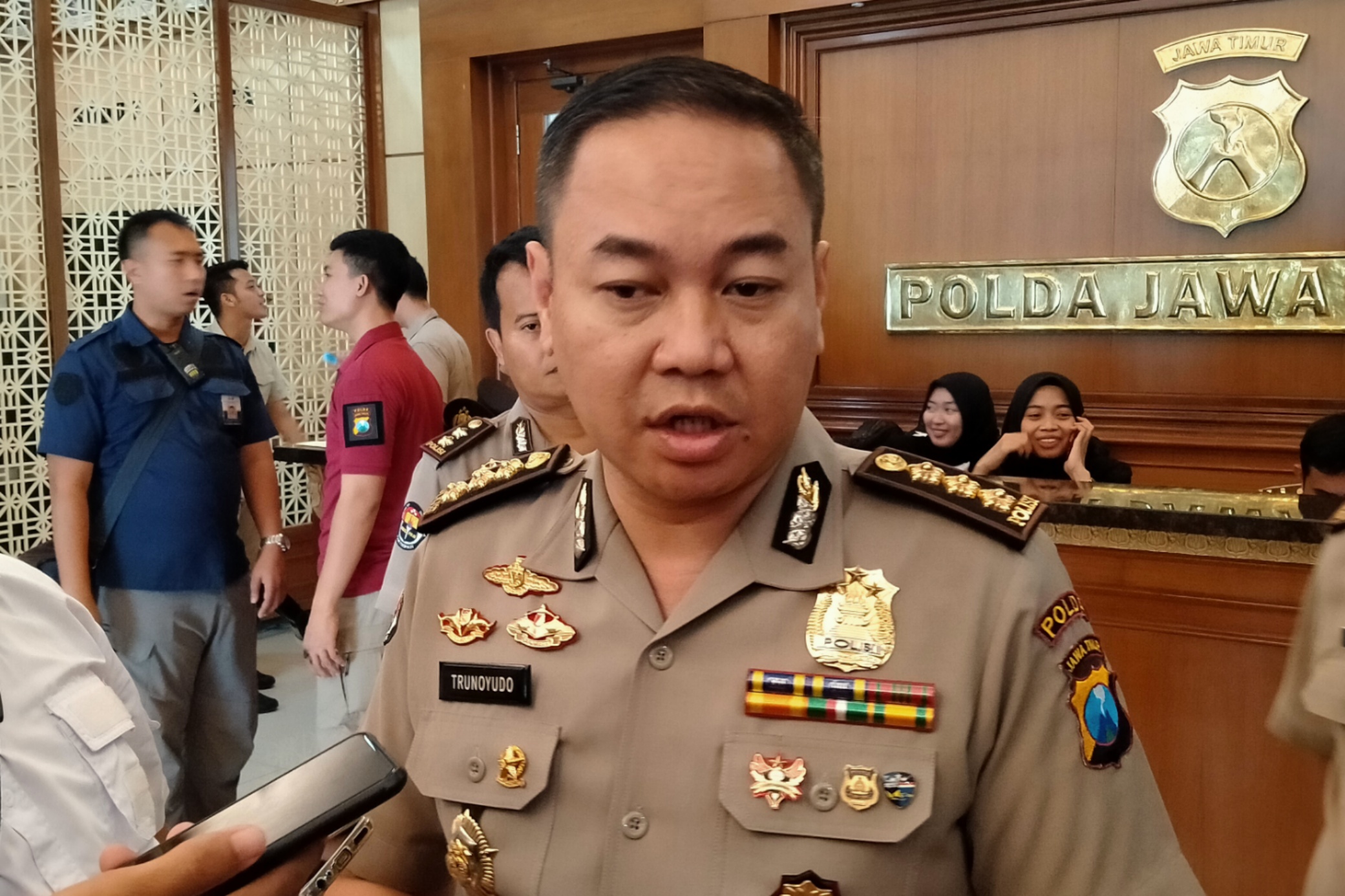 Kabid Humas Polda Jatim, Kombes Pol Trunoyudo Wisnu Andiko saat ditemui di Mapolda Jatim, Surabaya, Senin 17 Februari 2020. (Foto: Fariz Yarbo/Ngopibareng.id)