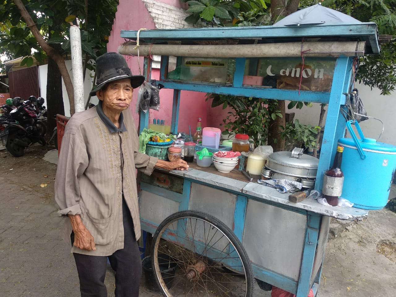 Suwaji, di depan gerobak baksonya