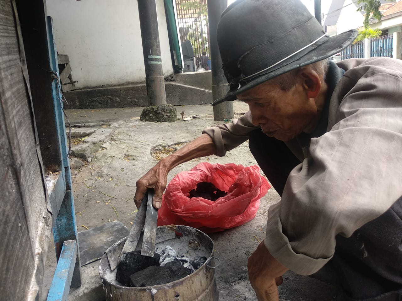 Suwaji, menambahkan arang untuk memanaskan bakso