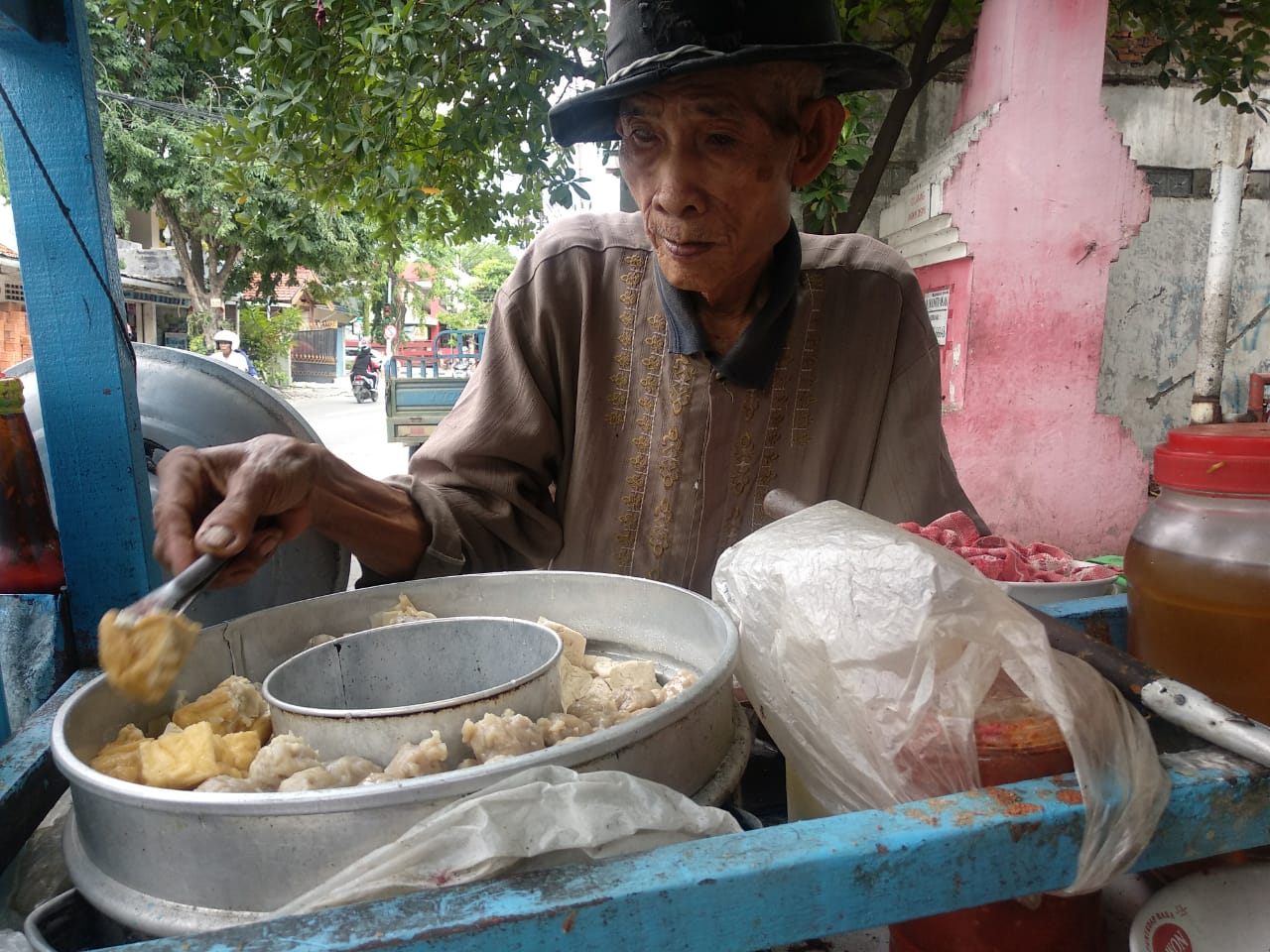 Suwaji saat melayani pembeli