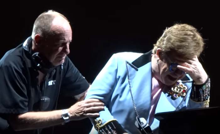 Elton John (kanan) menangis dan dan dibantu untuk turun dari panggung saat tampil di Mount Smart Stadium, Auckland, Selandia Baru, hari Minggu. (Foto:Youtube)