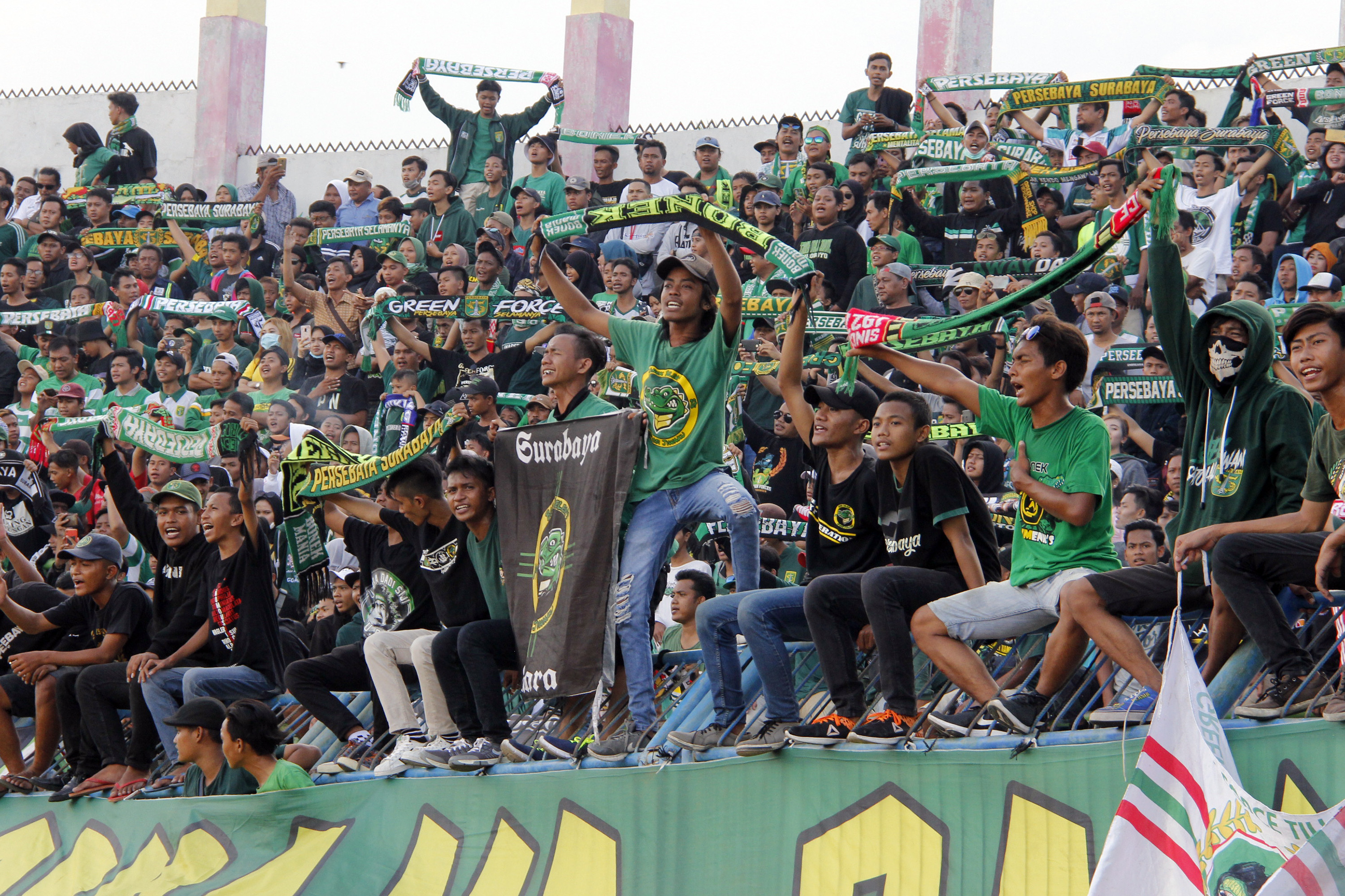 Bonek Mania saat memberi dukungan pada Persebaya di ajang Piala Gubernur Jatim 2020. (Foto: Fariz Yarbo/Ngopibareng.id)