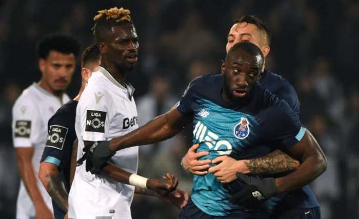 Penyerang Porto, Moussa Marega ditahan rekannya agar jangan meninggalkan  lapangan, tetapi dia tetap keluar lapangan saat melawan tuan rumah Vitoria Guimaeres, Minggu kemarin. (Foto:AFP)