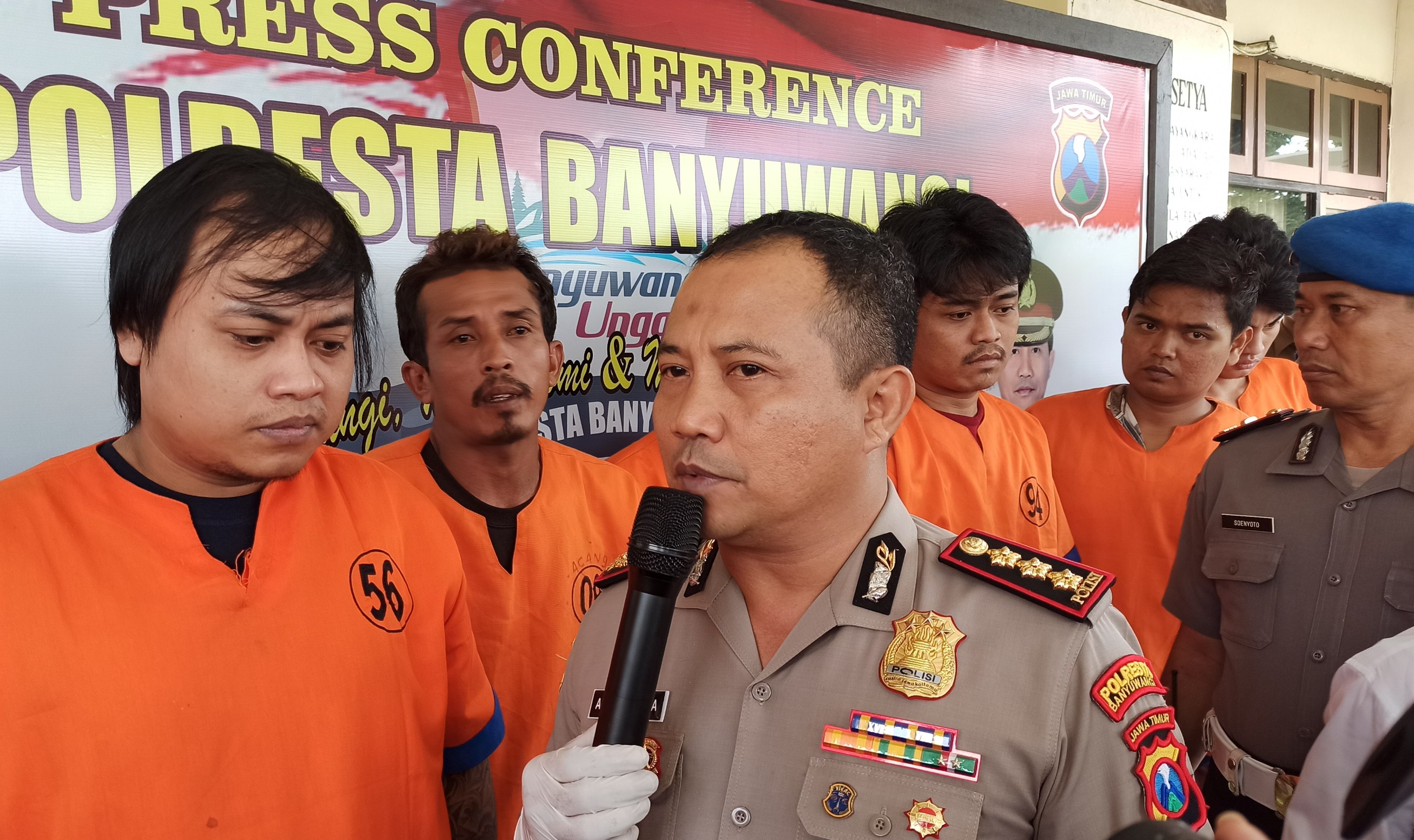 Kapolresta Banyuwangi Kombespol Arman Asmara Syarifuddin menanyai tersangka Windu Triyogi (foto : Muh Hujaini/Ngopibareng.id) 