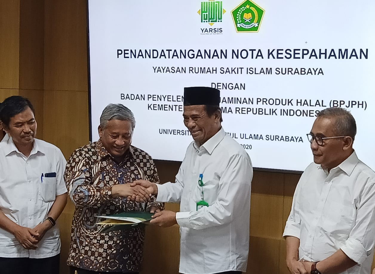 Ketua Yayasan Rumah Sakit Islam (RSI) Surabaya Prof Mohammad Nuh (baju batik) dan Kepala Badan Penyelenggara Jaminan Produk Halal (BPJPH) Kementerian Agama Republik Indonesia, Prof Sukoso, saat melakukan MoU tentang halal center. (Foto: Istimewa)