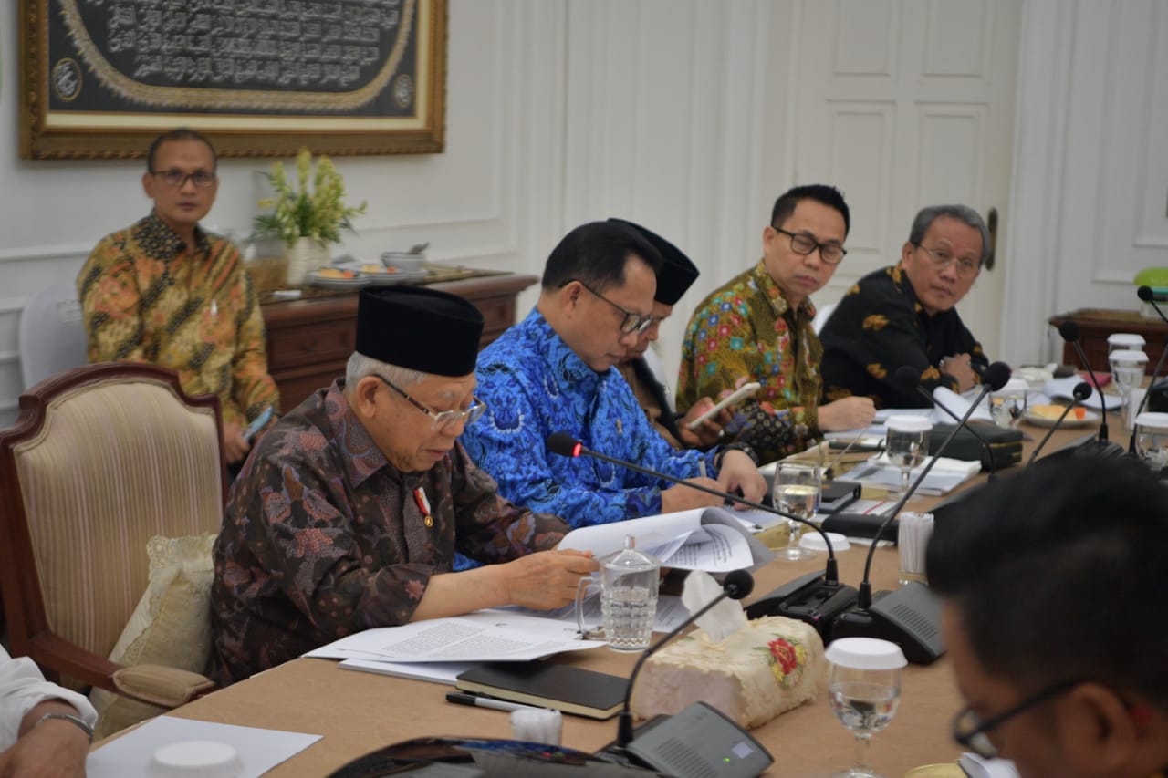 Wakil Presiden Ma'ruf Amin rapat dengan beberapa menteri untuk membahas penutupan tambang liar, Senin 17 Februari 2020. (Foto: Setwapres)