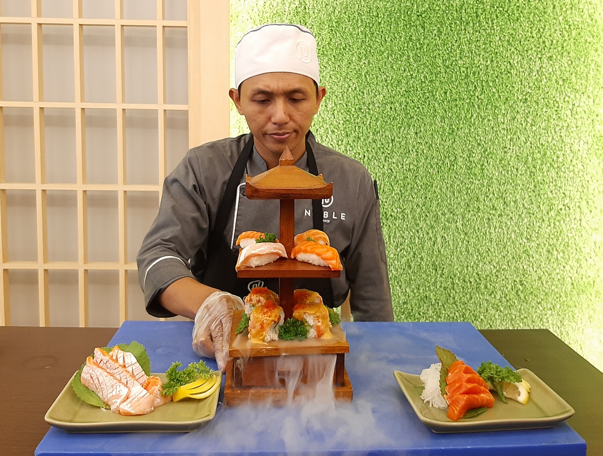 Riono seorang Excekutif Chef saat menyiapkan Pagoda Sushi. (Foto: Pita Sari/Ngopibareng.id)