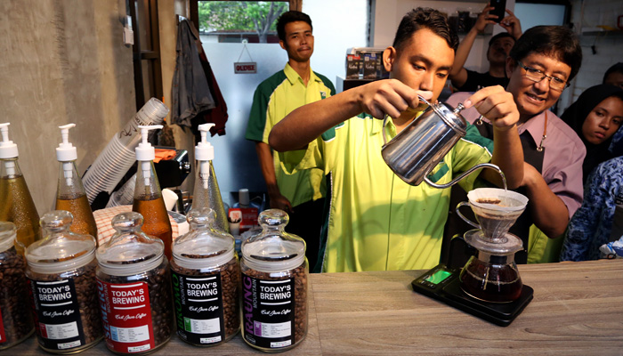 Seorang siswa Unit Pelaksana Teknis (UPT) Rehabilitasi Sosial Bina Rungu Wicara Pasuruan belajar menyeduh kopi ala barista. (Foto: Erfan Hazransyah/Ngopibareng.id)Empat siswa siswi UPT Rehabilitasi Sosial Bina Rungu Wicara Pasuruan belajar menyeduh kopi ala barista. (foto : Erfan Hazransyah/ngopibareng.id)