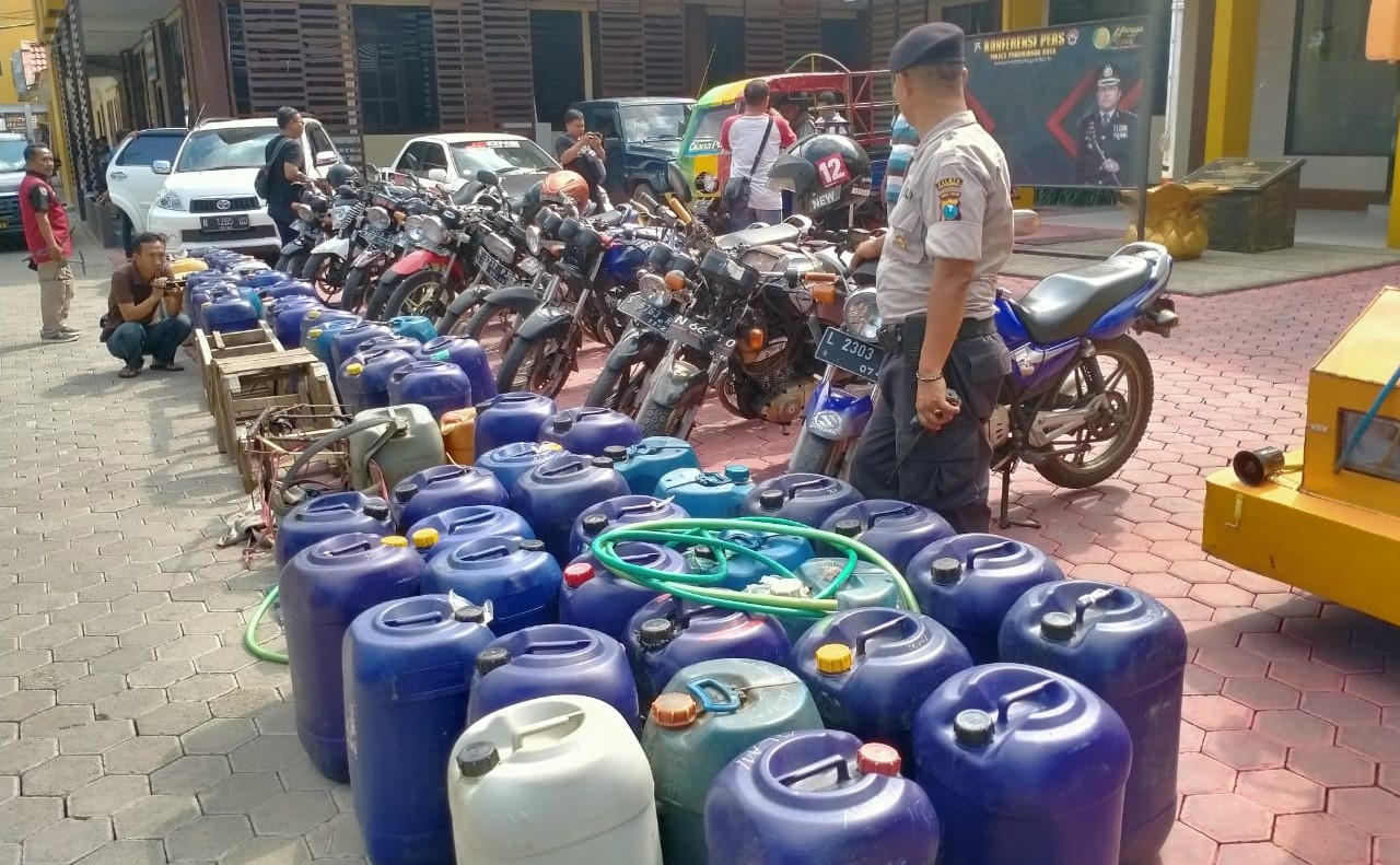 Bahan bakar minyak (BBM) yang diduga ditimbun, akhirnya diangkut ke Mapolresta Probolinggo, Jawa Timur. (Foto: Ikhsan Mahmudi/Ngopibareng.id)