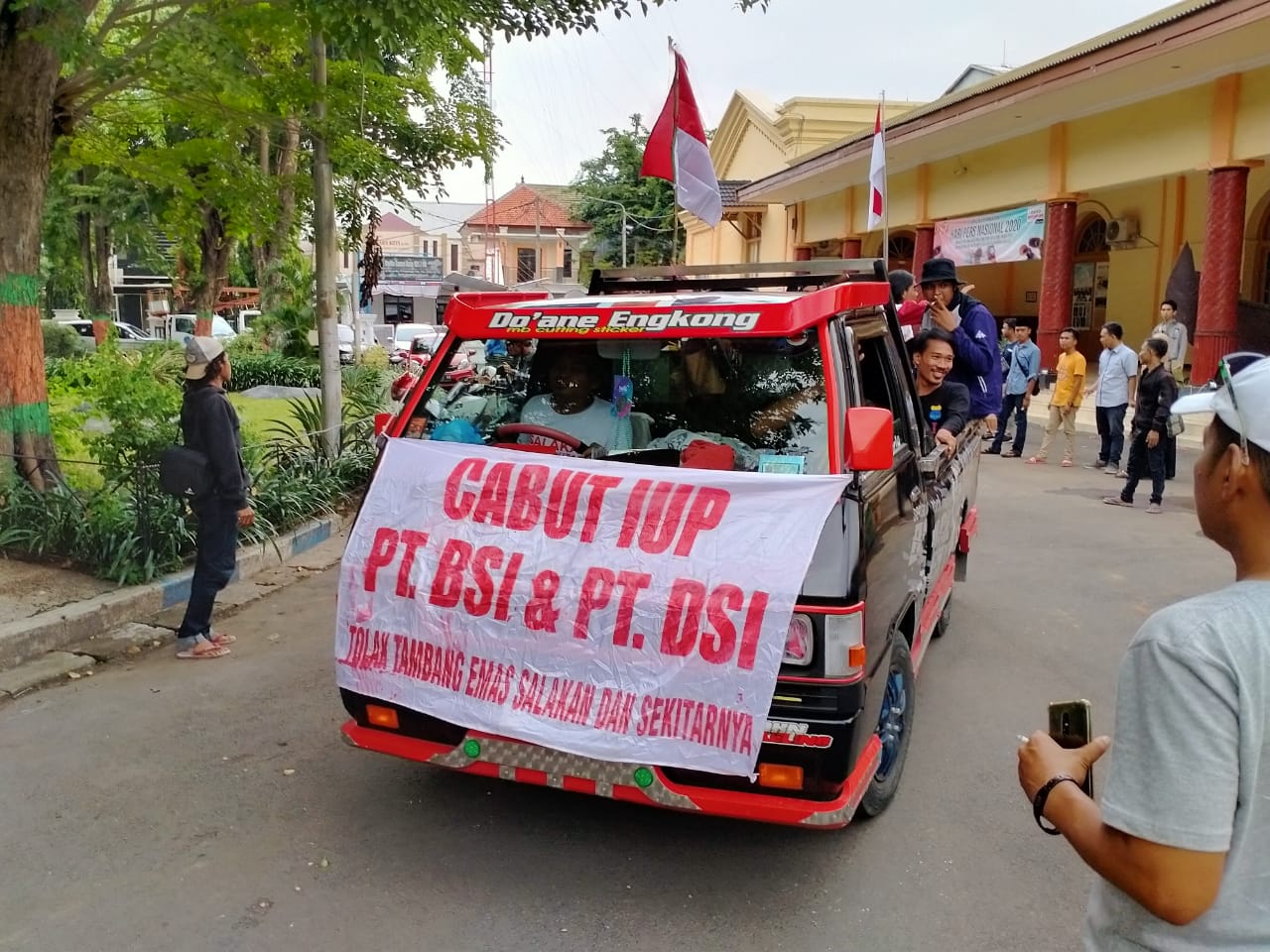 Aksi ngowes sepeda dari Banyuwangi ke Surabaya juga diikuti demonstran yang mengendarai mobil pickup. (Foto: Ikhsan Mahmudi/Ngopibareng.id)