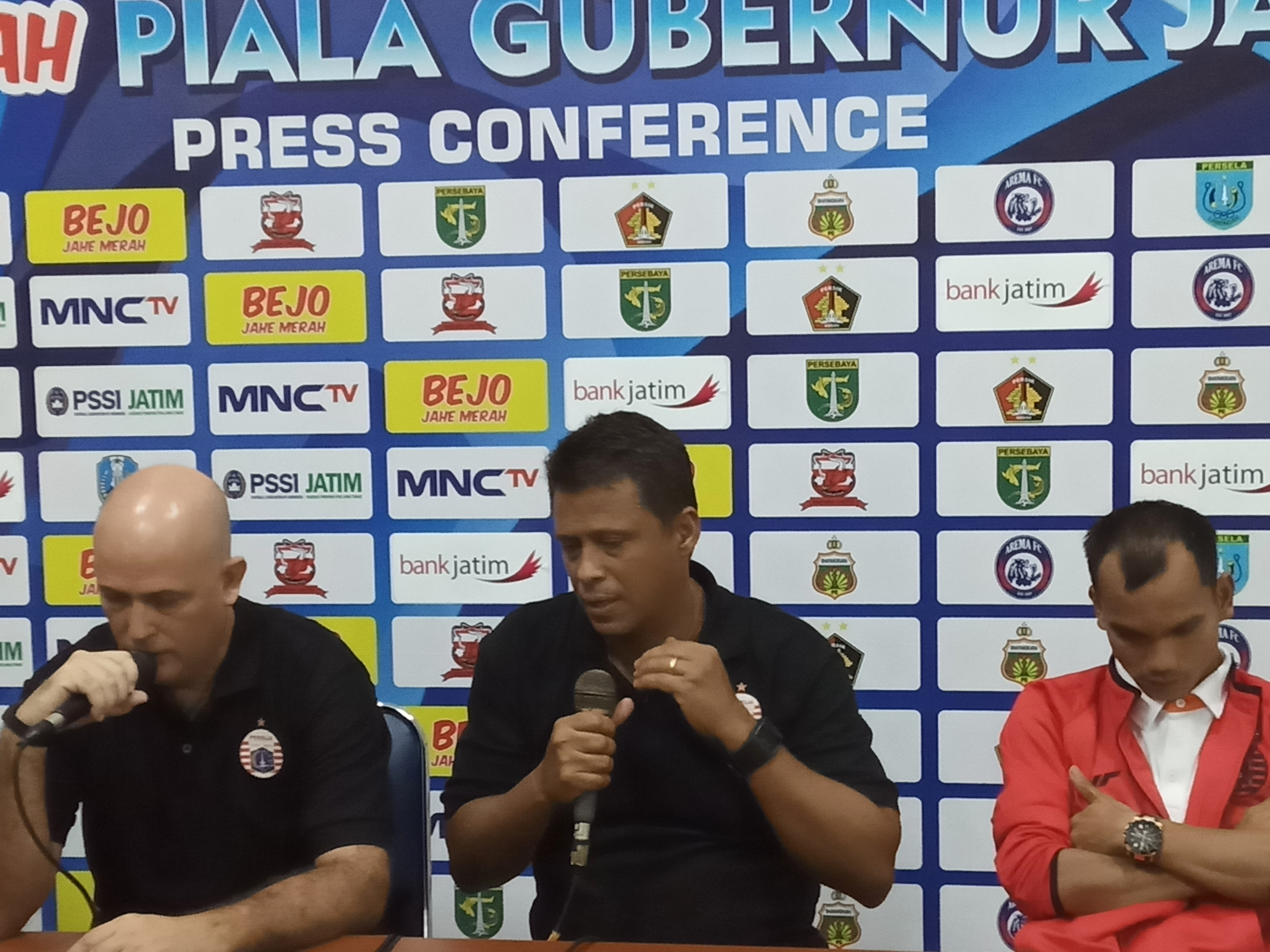 Pelatih Persija Jakarta, Sergio Faras (tengah) dan Pemain Persija Jakarta,Rico Simanjuntak (kanan) ketika sesi jumpa pers di Stadion Kanjuruhan, Malang (Foto: Theo/ngopibareng.id)