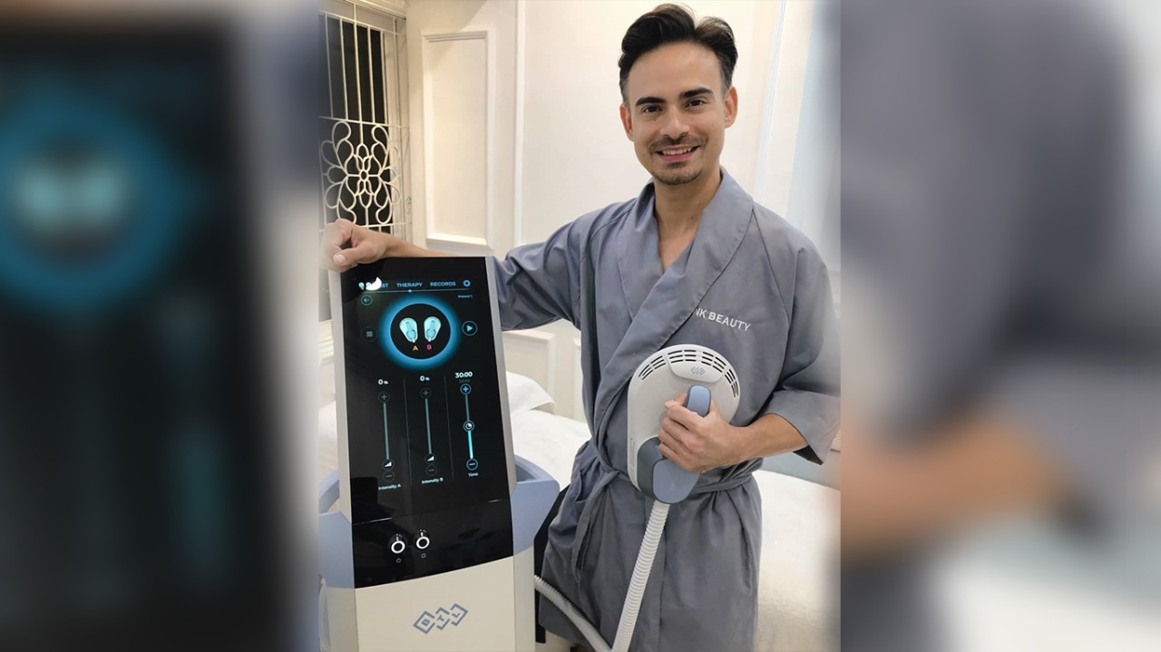 Ashraf sedang mengikuti terapi Emsculpt di sebuah klinik di Jakarta. (Foto: Instagram @ashrafsinclair)