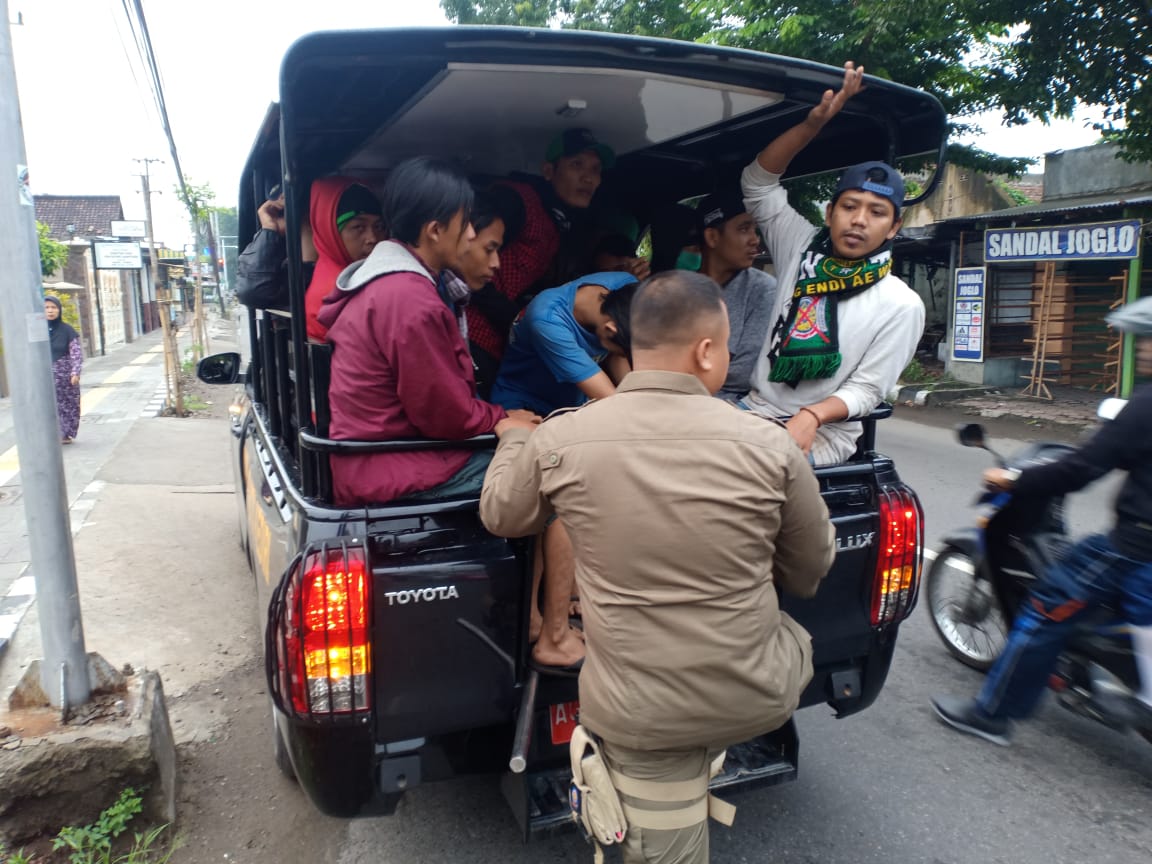 Suporter Persebaya diantar mobil Satpol PP Kota Kediri. (Foto: Istimewa)