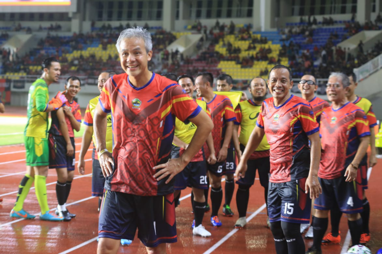 Gubernur Jawa Tengah Ganjar Pranowo saat ikut bermain bola di Stadion Manahan Solo. (Foto: Humas/Jawa Tengah)