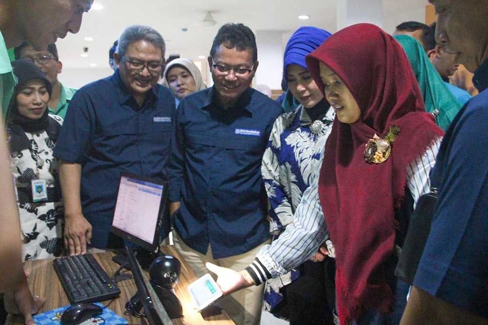 Direktur Teknologi Informasi BPJS Kesehatan, Wahyudin Bagenda bersama Direktur Penjaminan Pelayanan Kesehatan, Maya A. Rusadi mengunjungi RSU Aisyiyah Ponorogo, Kamis, 13 Februari 2020. (Foto: Humas/BPJS Kesehatan)