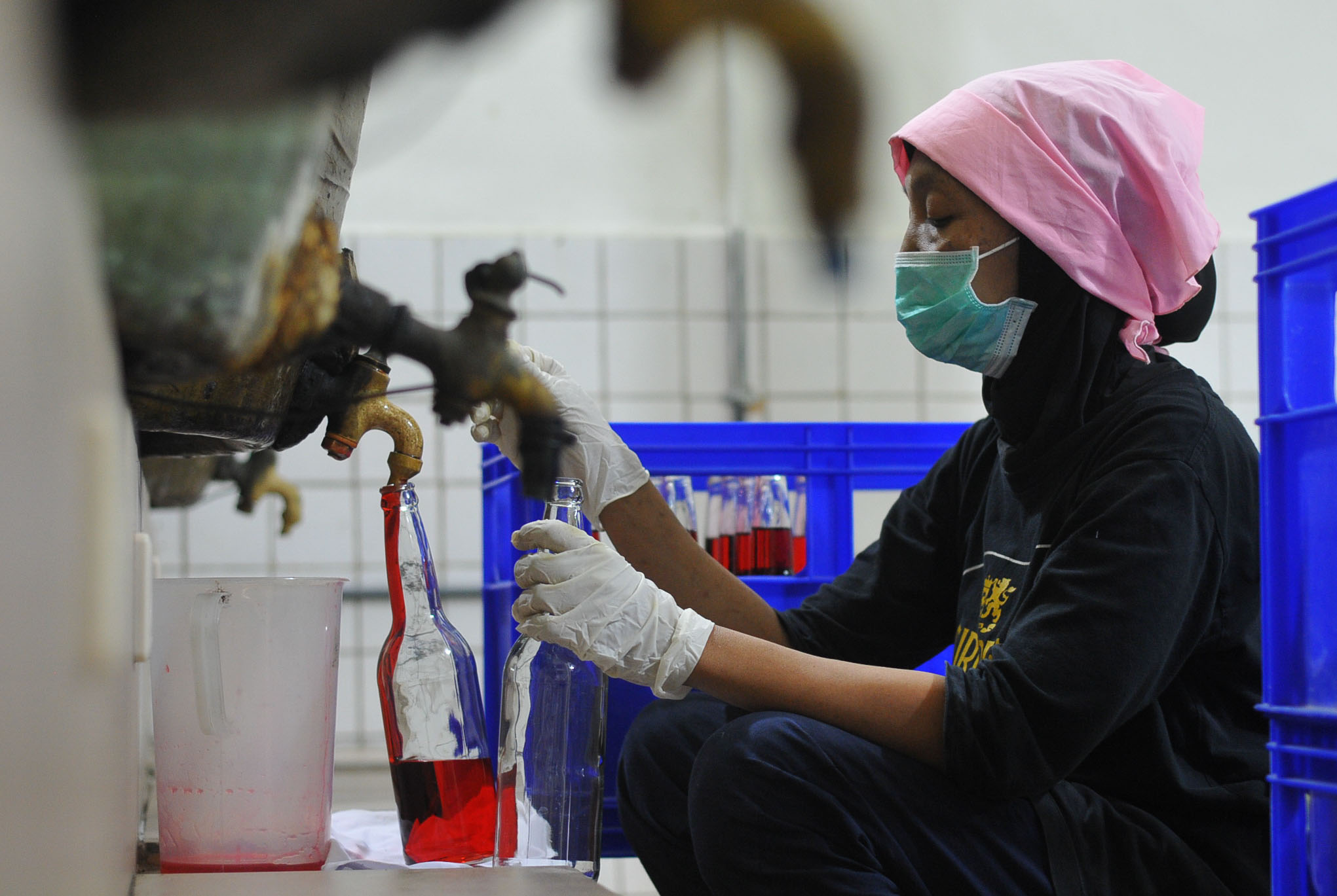 Sirop dikemas dalam botol. (Foto : Erfan Hazransyah/Ngopibareng.id)
