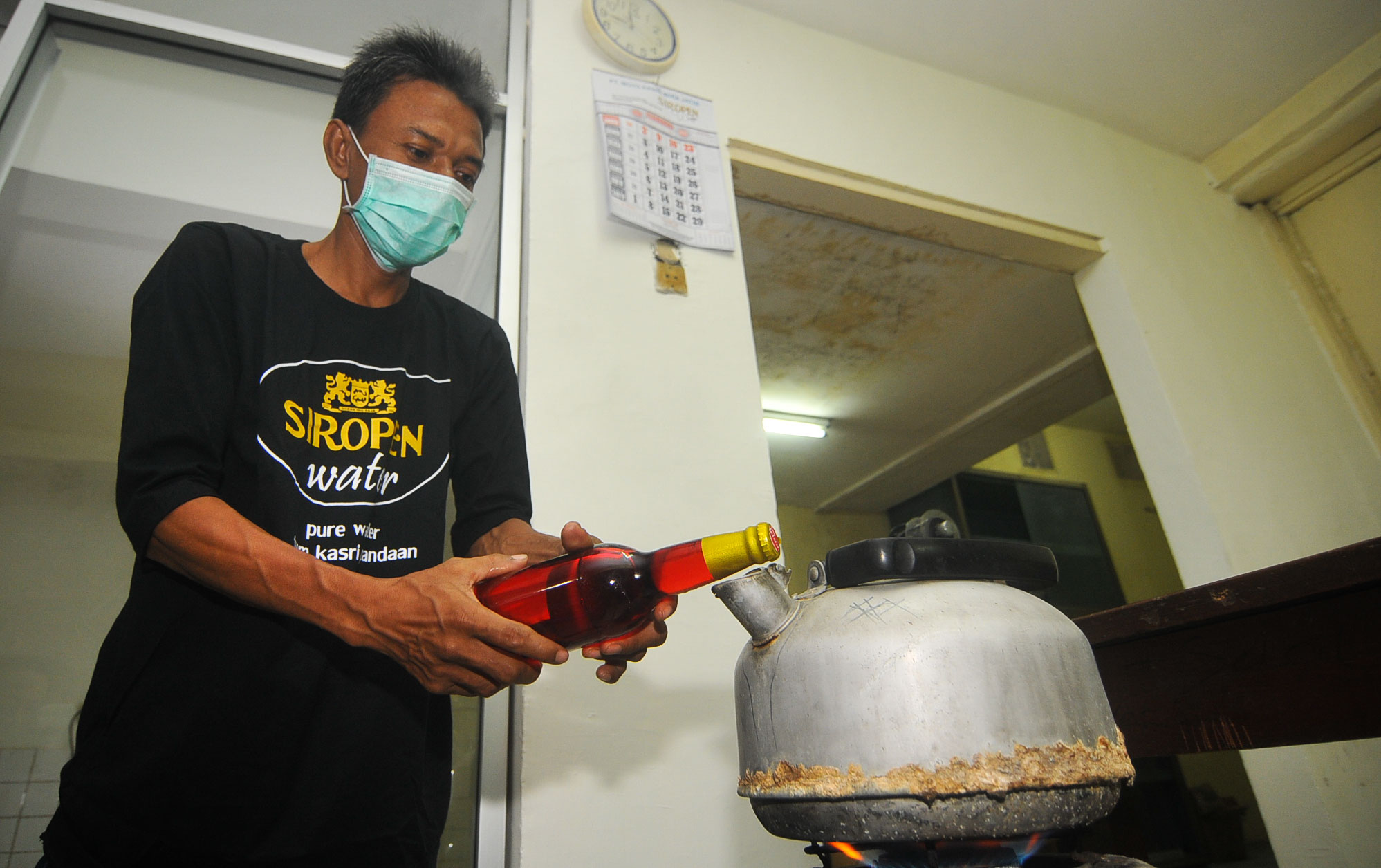 Pemanasan segel plastik dengan penggunakan uap air. (Foto : Erfan Hazransyah/Ngopibareng.id)