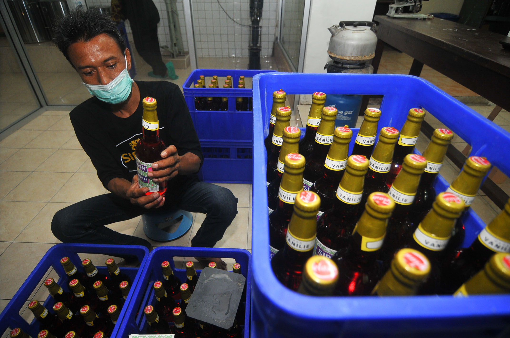 Pemberian label kemasan botol sirop. (Foto : Erfan Hazransyah/Ngopibareng.id)
