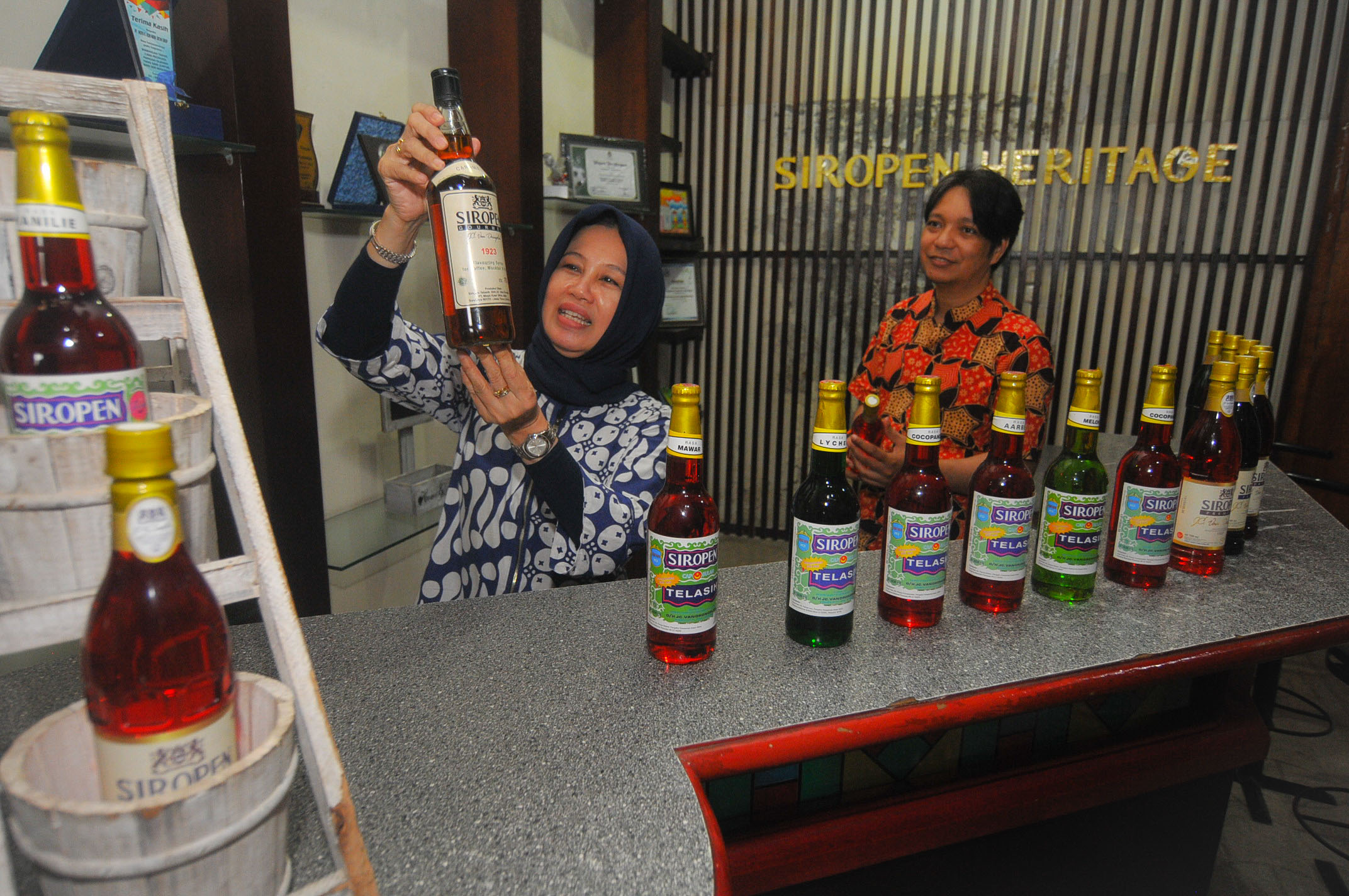 Yuyuk Vestiani, Direktur PT Moya Kasri Wira Jatim, menunjukkan contoh Siropen Premium. (Foto : Erfan Hazransyah/Ngopibareng.id)