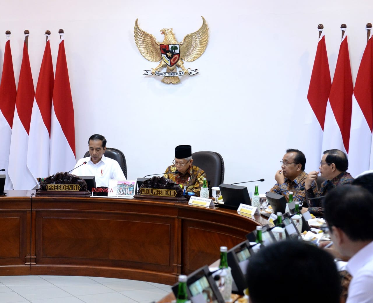 Presiden Jokowi memimpin rapat persiapan Piala Dunia Bola Basket FIBA 2023 di Kantor Presiden. (Foto: BPMI Setpres)