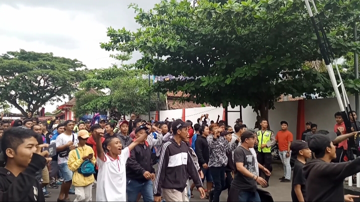 Ribuan Aremania saat memadati Pusat Informasi Pariwisata dan Perdagangan, sebelah Utara Stadion Soepriyadi, Kota Blitar (Lalu Theo/ngopibareng.id)