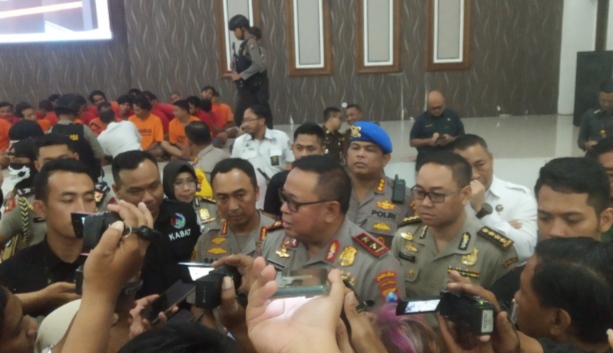 Irjen Pol Luki Hermawan (tengah), ketika diwawancarai media soal jaringan narkoba internasional. (Foto: Andhi Dwi/Ngopibareng.id)