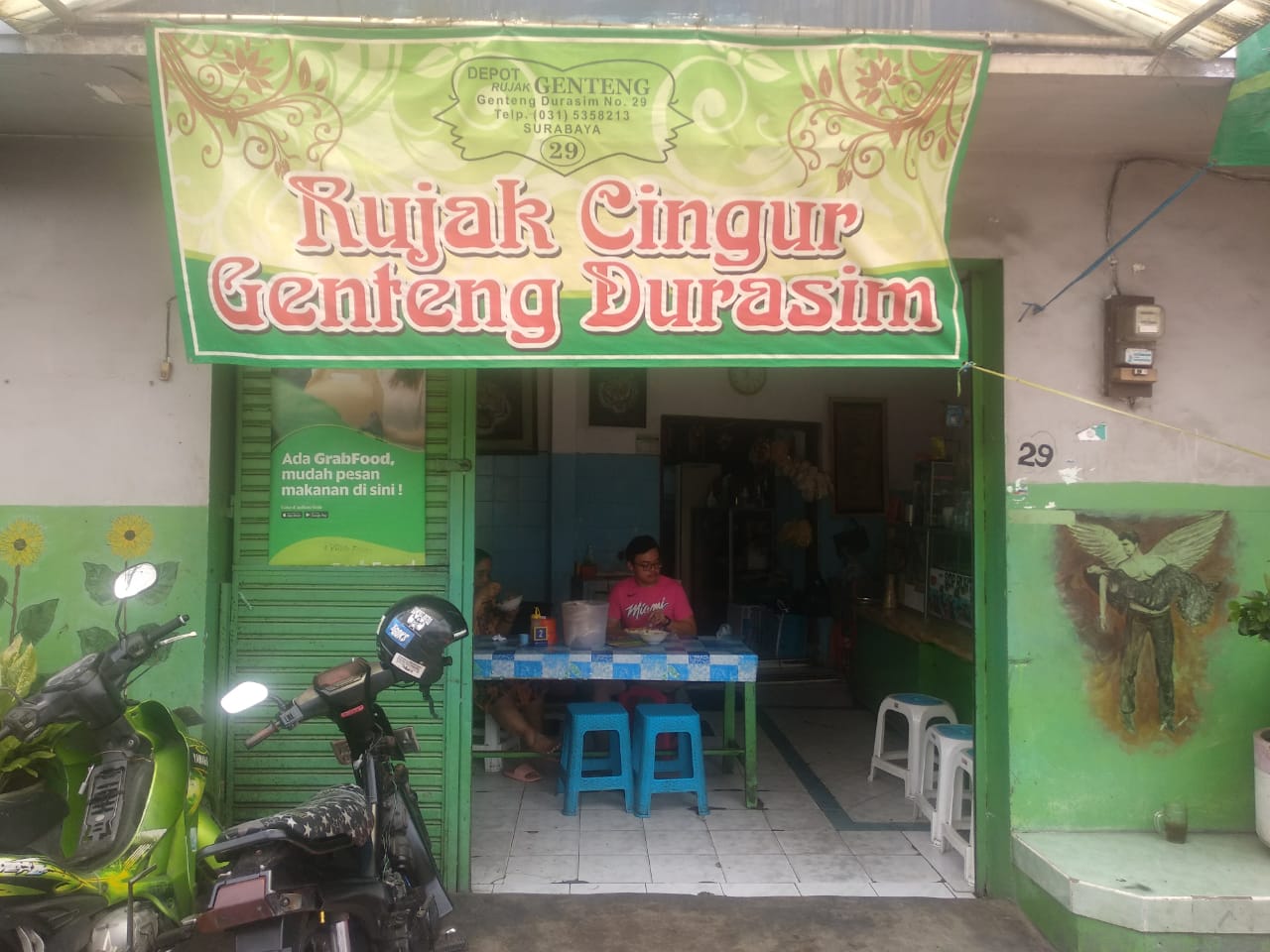 Tampak depan warung Rujak Cingur Legendaris di Jl. Genteng Durasim 29 (Foto: Rizqi Mutqiyyah/Ngopibareng.id)