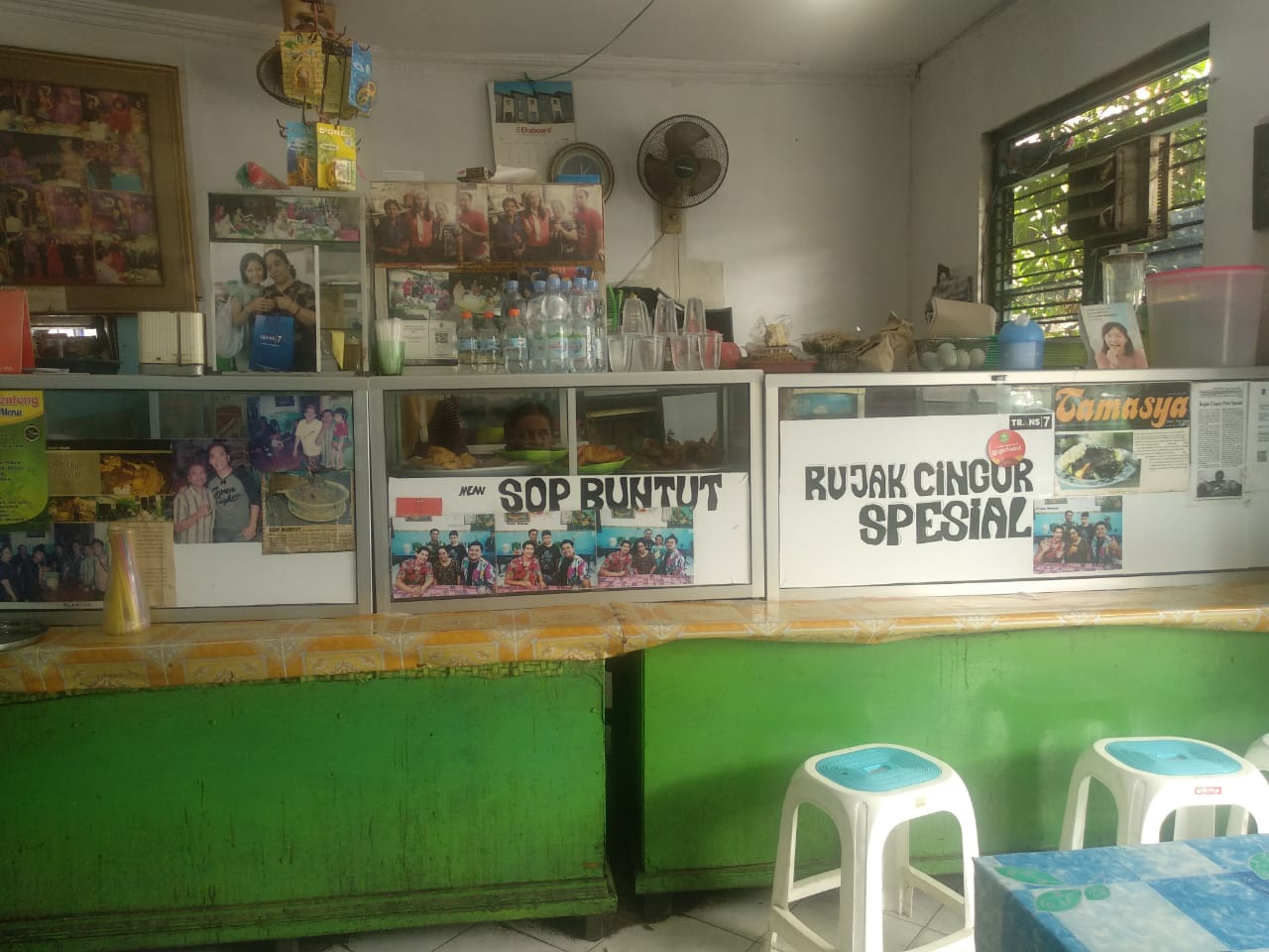 Etalase Makanan di Warung Rujak Cingur (Foto: Rizqi Mutqiyyah/Ngopibareng.id)