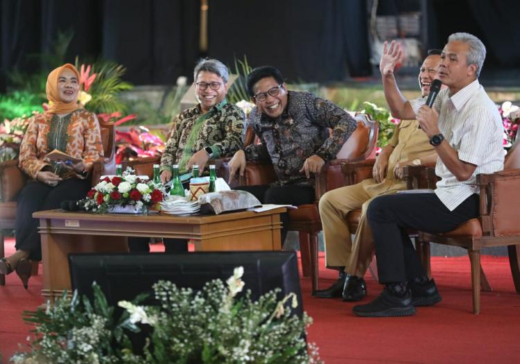 Menteri Desa Pembangunan Daerah Tertinggal dan Transmigrasi, Abdul Halim Iskandar bersama Gubernur Jawa Tengah Ganjar Pranowo. (Foto: Humas/Jawa Tengah)