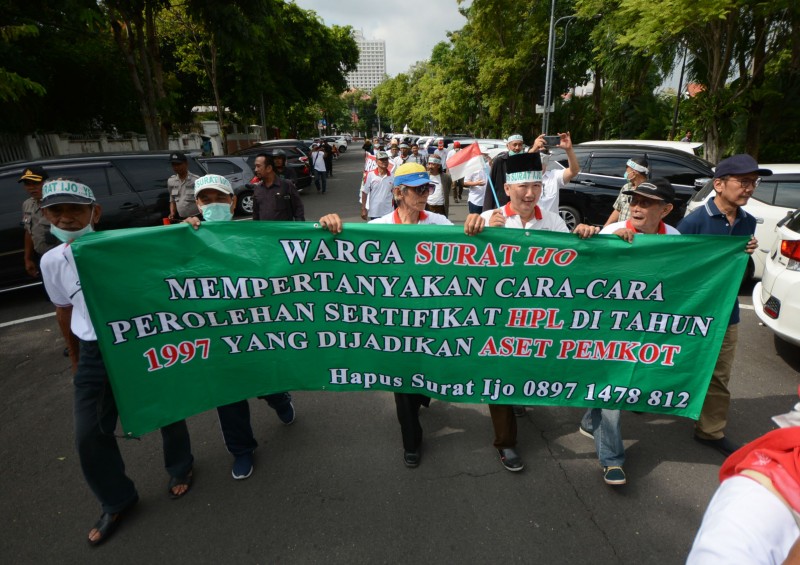 Aksi demo para Pejuang Hapus Surat Ijo demo di Balai Kota, Senin 17 Februari 2020. (Foto: Erfan Hazransyah/Ngopibareng.id)