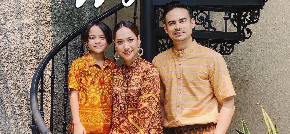 Keluarga Bunga Citra Lestari dan Ashraf Sinclair bersama putra semata wayangnya, Noah. (Foto: Instagram)