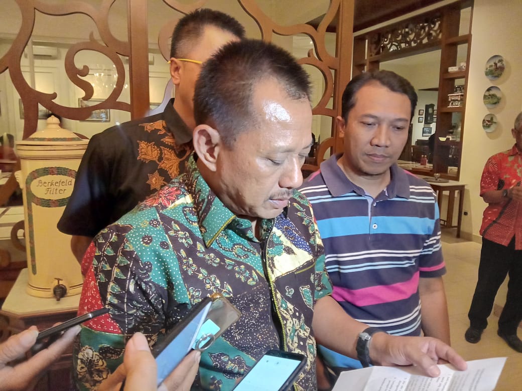 Sekda Pemprov Jatim saat berbincang dengan awak media. (Foto: Rizal A/Ngopibareng.id)