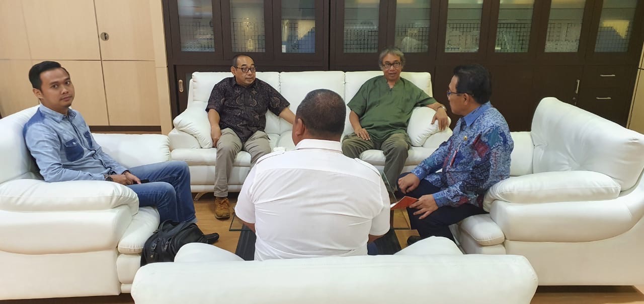 Bersama Kadinas PU Bina Marga Jatim sebelum presentasi Matos Soil Stabilizer di Surabaya.