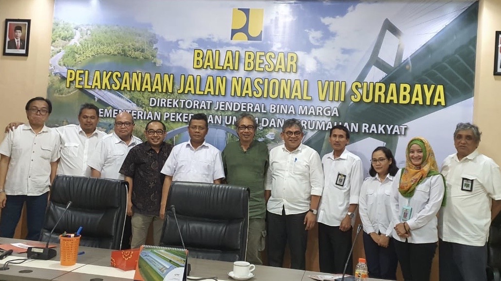 Foto bersama pejabat Balai Besar PJN VIII Kementerian PUPR.