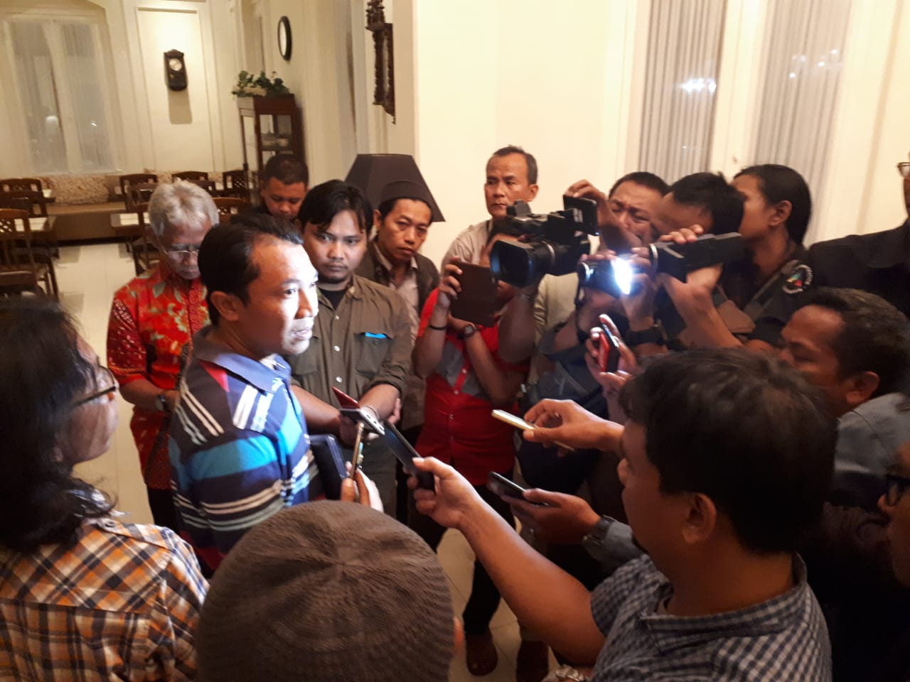 Amir Burhannudin (baju garis-garis) saat mendampingi Sekda Provinsi Jatim. (Foto: Rizal/Ngopibareng.id)