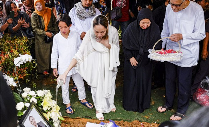 Istri almarhum Ashraf Daniel Mohammed Sinclair, BCL atau Bunga Citra Lestari (tengah) bersama anaknya Noah Sinclair (ketiga kiri) menabur bunga saat pemakaman suaminya, di San Diego Hills Memorial Park, Karawang, Jawa Barat, Selasa (Foto:Antara/Muhamad Ibnu Chazar). 