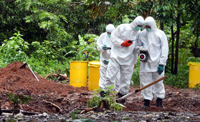 Petus sedang mendeteksi sekaligus membersihkan tanah yang terpapar radiasi di di Perumahan Batan Indah , Serpong, kemarin . (Foto:Antara)