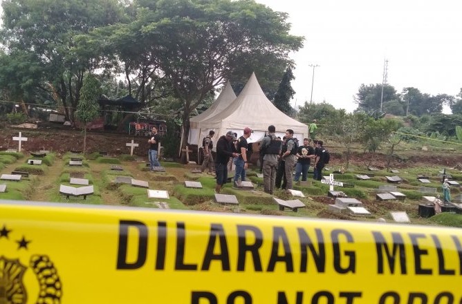 Makam putri Karen, Carina Claproth dibongkar, Rabu, 19 Februari 2020. (Foto: Ant)